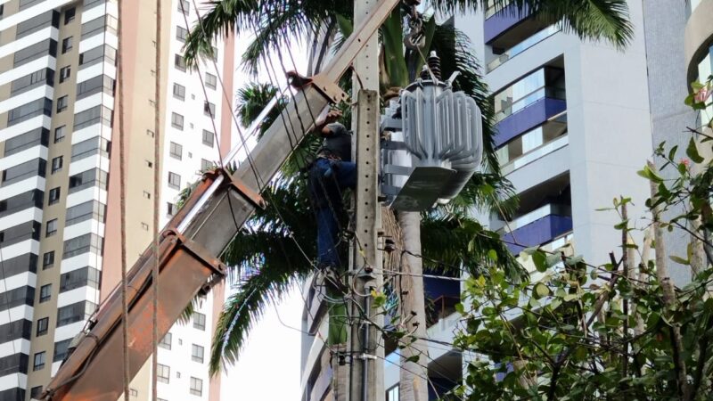 Transformador sendo instaldo em um poste