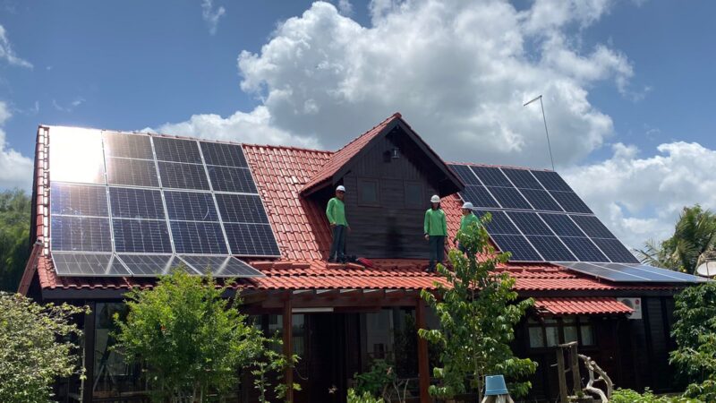 Casa com painel solar
